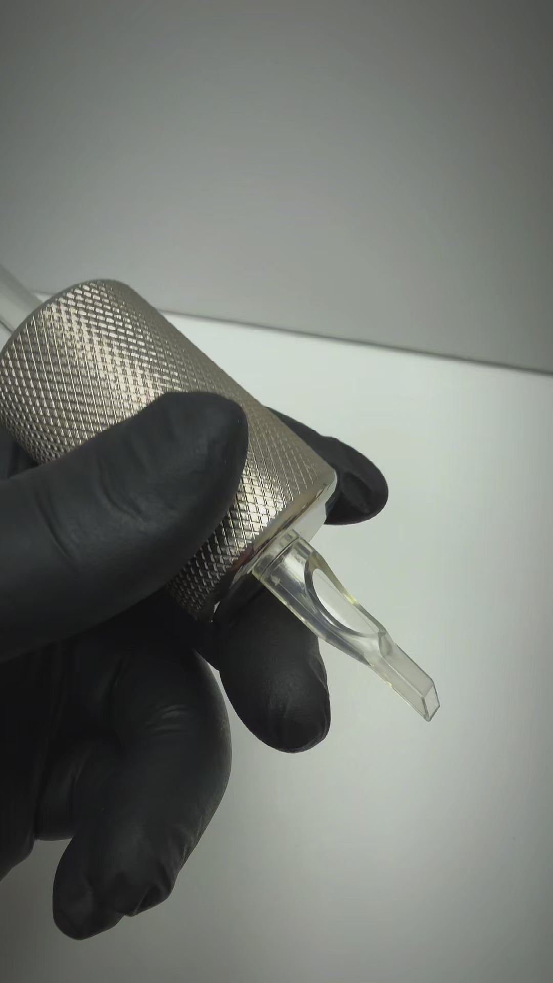 Cargar vídeo: video of element tattoo supply's stainless steel grip