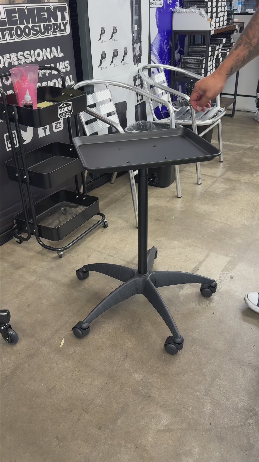 Cargar vídeo: Element Tattoo Stand and Mayo Work Tray – Adjustable Tattoo Workstation